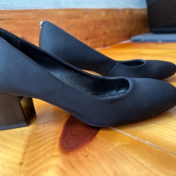 Donald Pliner Fabric/Patent Pump with 2.25" heel - Picture 3 of 8